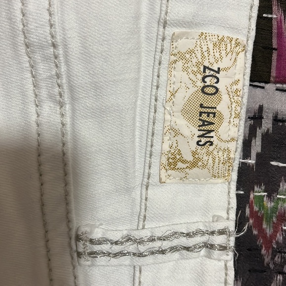 White distressed denim shorts - Picture 4 of 8